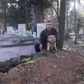 Опечалено куче посещава всеки ден гроба на стопанина си