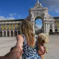Бездомно куче намери щастието! Сега обикаля света с новата си майка