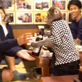 Маймуни сервират бира в бар в Япония