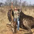 Нечовешко! Жена застреля защитен жираф и се похвали със снимка на трупа му