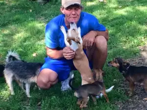 Клошар се сдоби с нов живот заради любовта си към кучетата