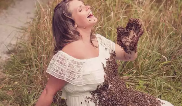Бременна жена позира с десетки хиляди пчели, за да докаже, че не са страшни