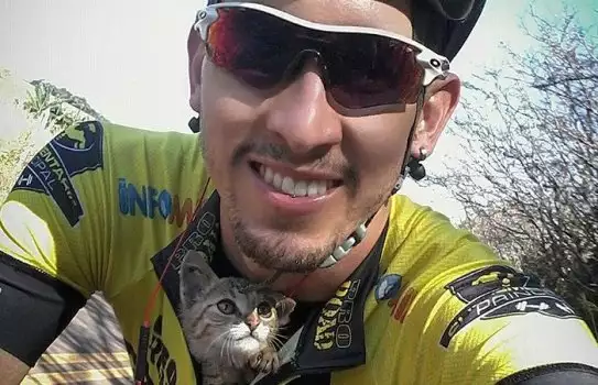 Няма да повярвате какво направи колоездач, за да помогне на малко коте