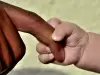 Нигерийка роди бяло като сняг бебе