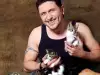 Блатечки го закъса! Фенки тероризират актьора