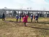 Деца с големи сърца хранят кучетата в Търговище