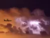 Смайващи случаи на оцелели от самолетни катастрофи