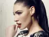 Черната Златка храни две гърла